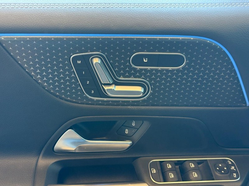 Mercedes-Benz GLB Vehicle Full-screen Gallery Image 14