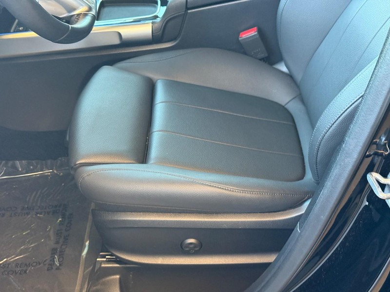 Mercedes-Benz GLB Vehicle Full-screen Gallery Image 15