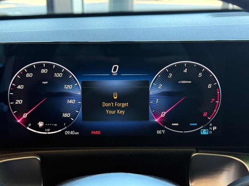 Mercedes-Benz GLB Vehicle Full-screen Gallery Image 17