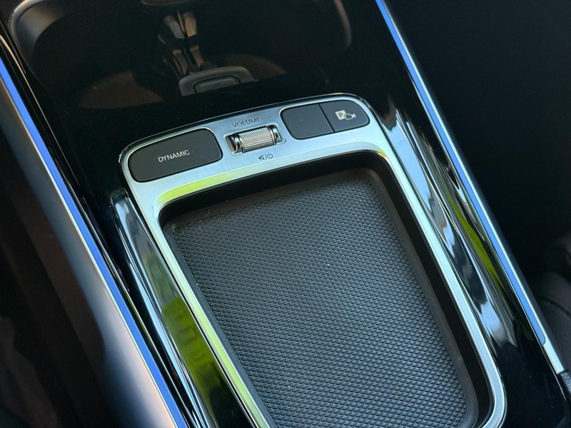 Mercedes-Benz GLB Vehicle Full-screen Gallery Image 18