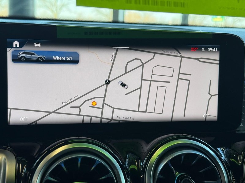 Mercedes-Benz GLB Vehicle Full-screen Gallery Image 19