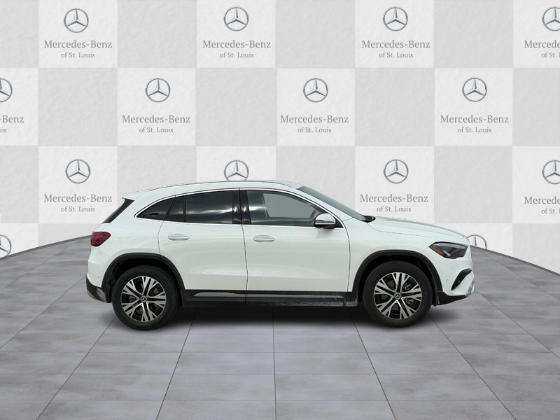 Mercedes-Benz GLA Vehicle Full-screen Gallery Image 2