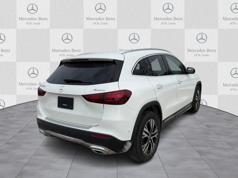 Mercedes-Benz GLA Vehicle Full-screen Gallery Image 3