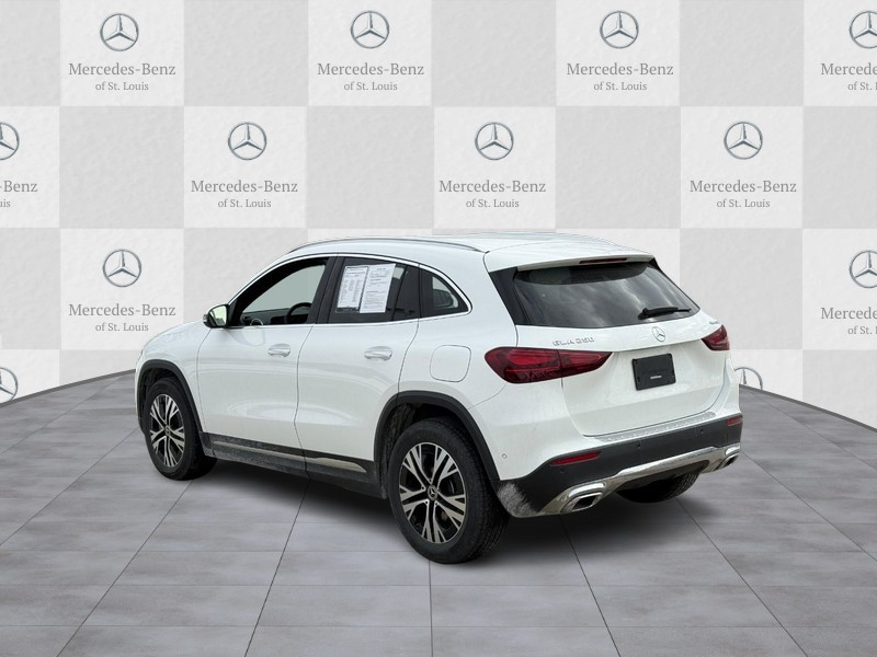 Mercedes-Benz GLA Vehicle Full-screen Gallery Image 4