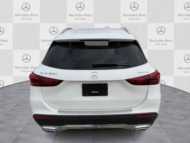 Mercedes-Benz GLA Vehicle Full-screen Gallery Image 6
