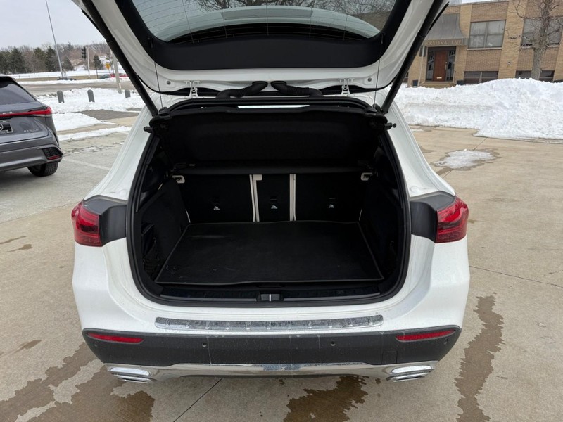 Mercedes-Benz GLA Vehicle Full-screen Gallery Image 8