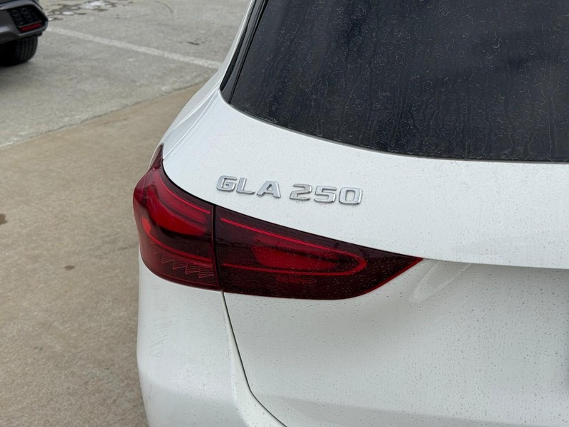 Mercedes-Benz GLA Vehicle Full-screen Gallery Image 10