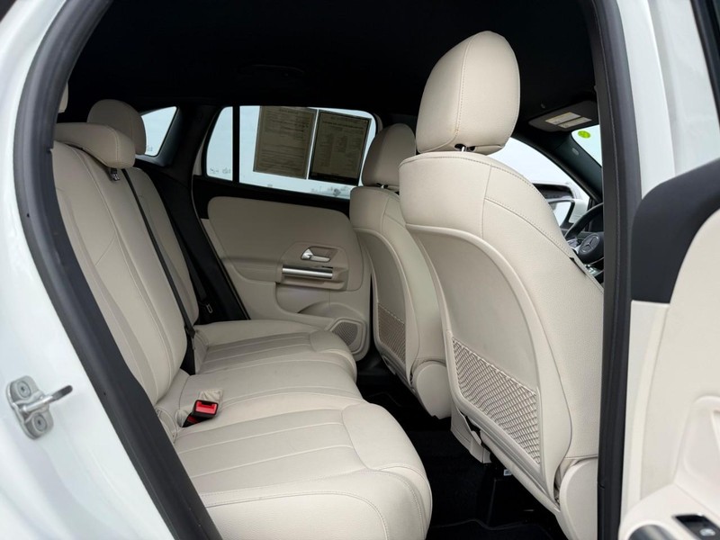 Mercedes-Benz GLA Vehicle Full-screen Gallery Image 12