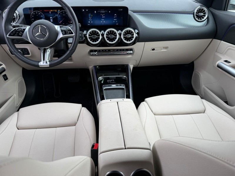Mercedes-Benz GLA Vehicle Full-screen Gallery Image 13