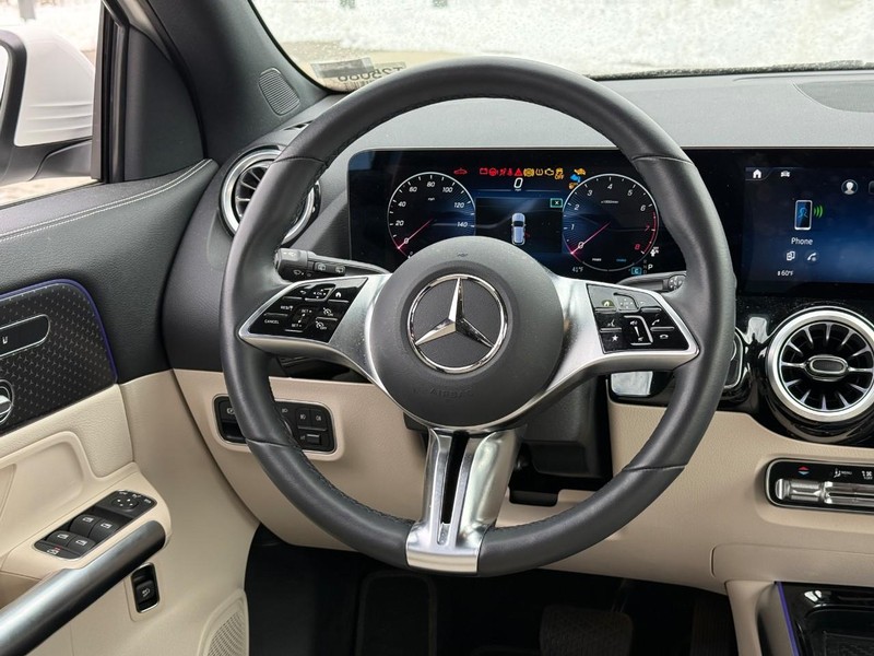 Mercedes-Benz GLA Vehicle Full-screen Gallery Image 14