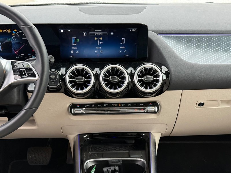 Mercedes-Benz GLA Vehicle Full-screen Gallery Image 15