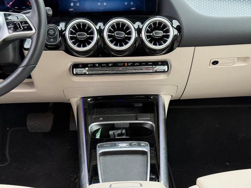 Mercedes-Benz GLA Vehicle Full-screen Gallery Image 16