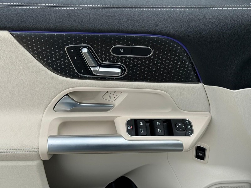 Mercedes-Benz GLA Vehicle Full-screen Gallery Image 17