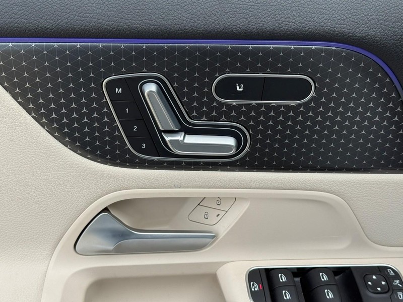 Mercedes-Benz GLA Vehicle Full-screen Gallery Image 18