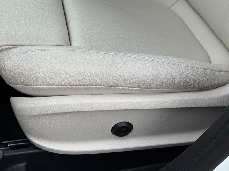 Mercedes-Benz GLA Vehicle Full-screen Gallery Image 20