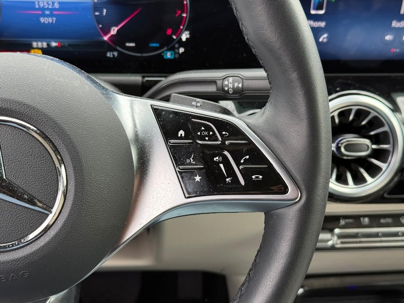 Mercedes-Benz GLA Vehicle Full-screen Gallery Image 22