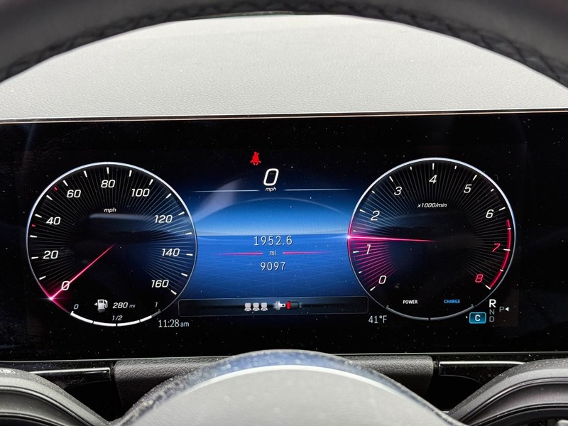 Mercedes-Benz GLA Vehicle Full-screen Gallery Image 23