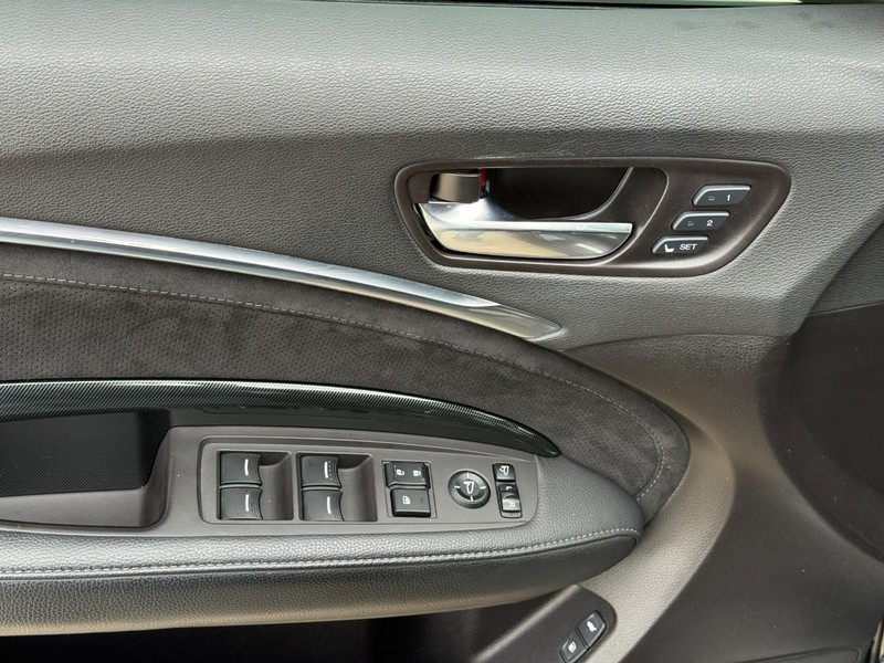 Acura MDX Vehicle Full-screen Gallery Image 17