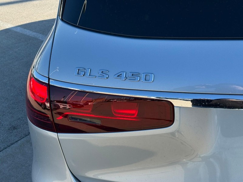 Mercedes-Benz GLS Vehicle Full-screen Gallery Image 11