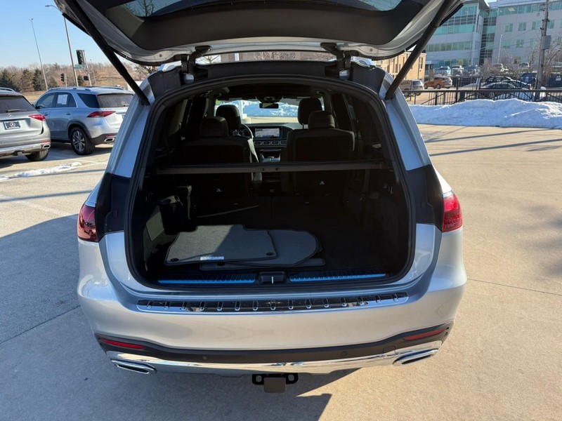 Mercedes-Benz GLS Vehicle Full-screen Gallery Image 12