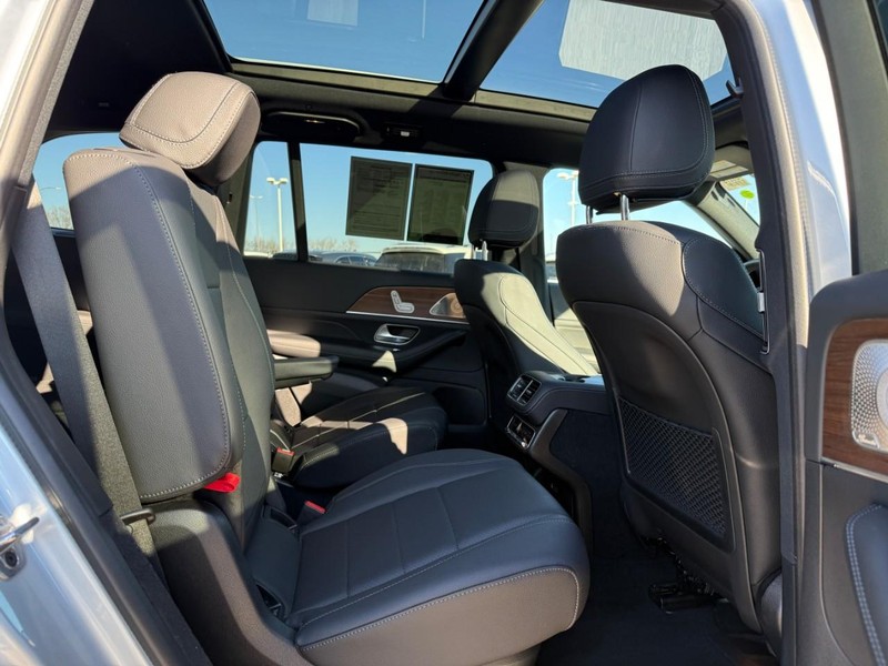 Mercedes-Benz GLS Vehicle Full-screen Gallery Image 13