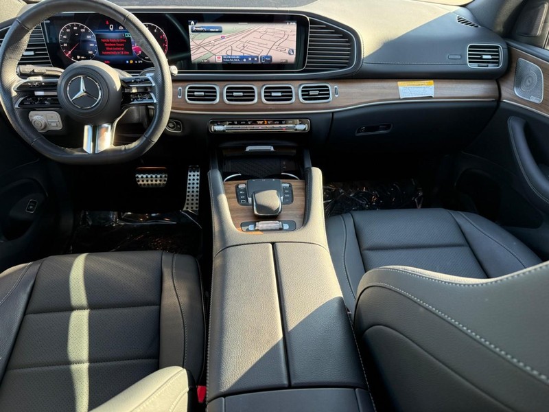 Mercedes-Benz GLS Vehicle Full-screen Gallery Image 14