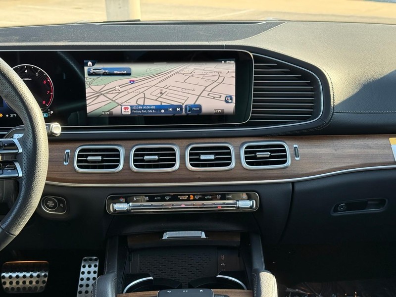 Mercedes-Benz GLS Vehicle Full-screen Gallery Image 16