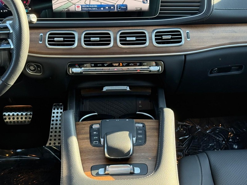Mercedes-Benz GLS Vehicle Full-screen Gallery Image 17