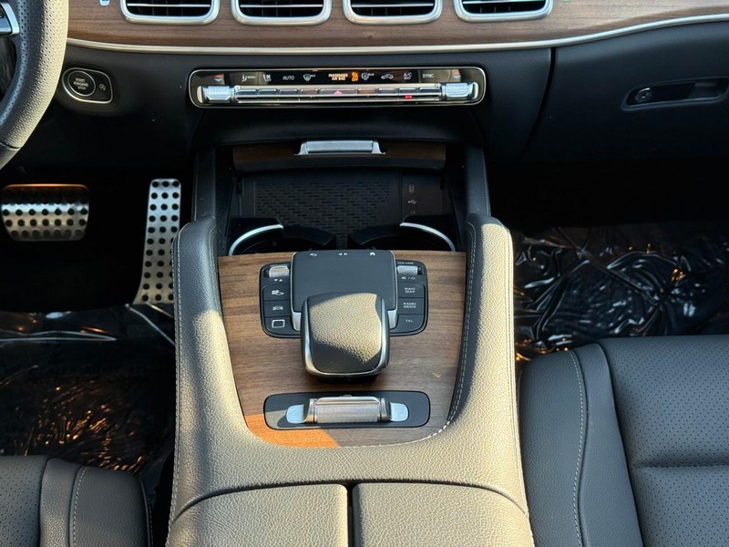 Mercedes-Benz GLS Vehicle Full-screen Gallery Image 18