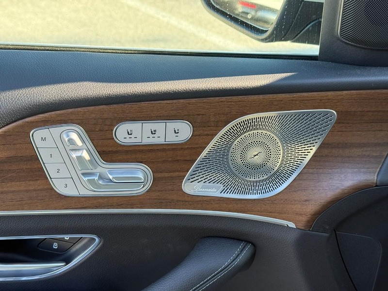 Mercedes-Benz GLS Vehicle Full-screen Gallery Image 21