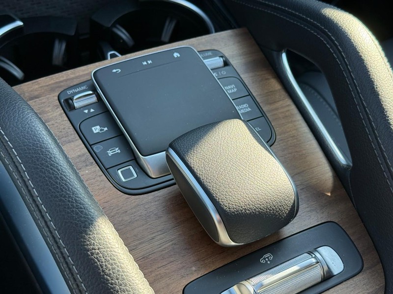 Mercedes-Benz GLS Vehicle Full-screen Gallery Image 24