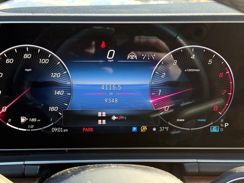 Mercedes-Benz GLS Vehicle Full-screen Gallery Image 28