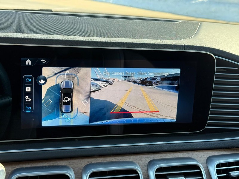 Mercedes-Benz GLS Vehicle Full-screen Gallery Image 29