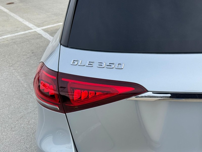 Mercedes-Benz GLE Vehicle Full-screen Gallery Image 10