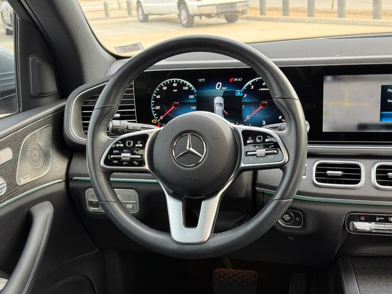 Mercedes-Benz GLE Vehicle Full-screen Gallery Image 13