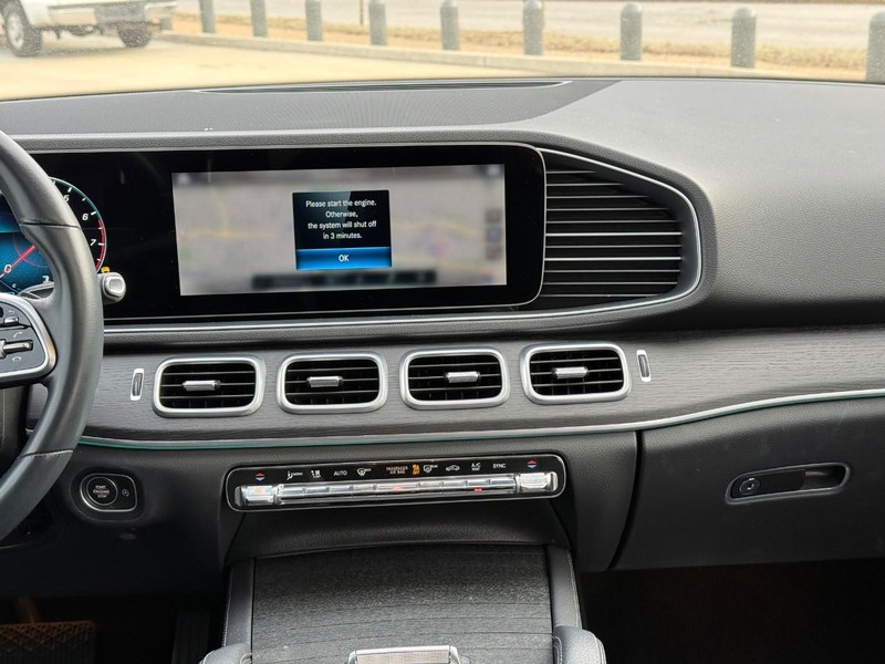 Mercedes-Benz GLE Vehicle Full-screen Gallery Image 14