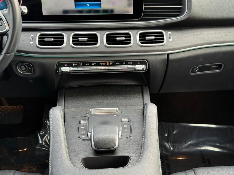 Mercedes-Benz GLE Vehicle Full-screen Gallery Image 15