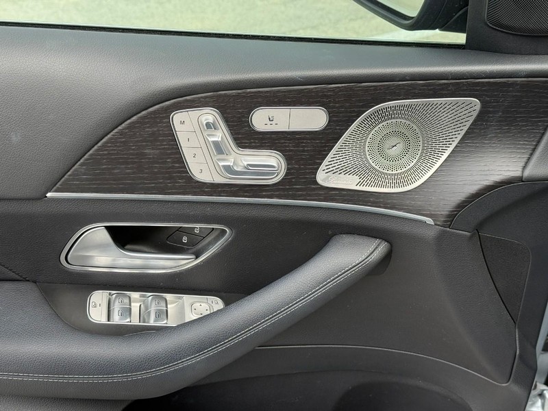 Mercedes-Benz GLE Vehicle Full-screen Gallery Image 16