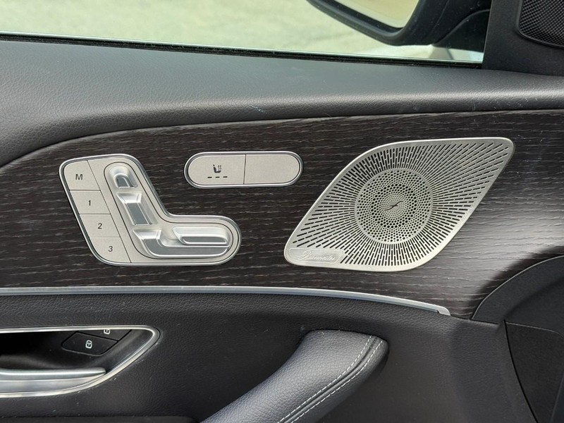 Mercedes-Benz GLE Vehicle Full-screen Gallery Image 17