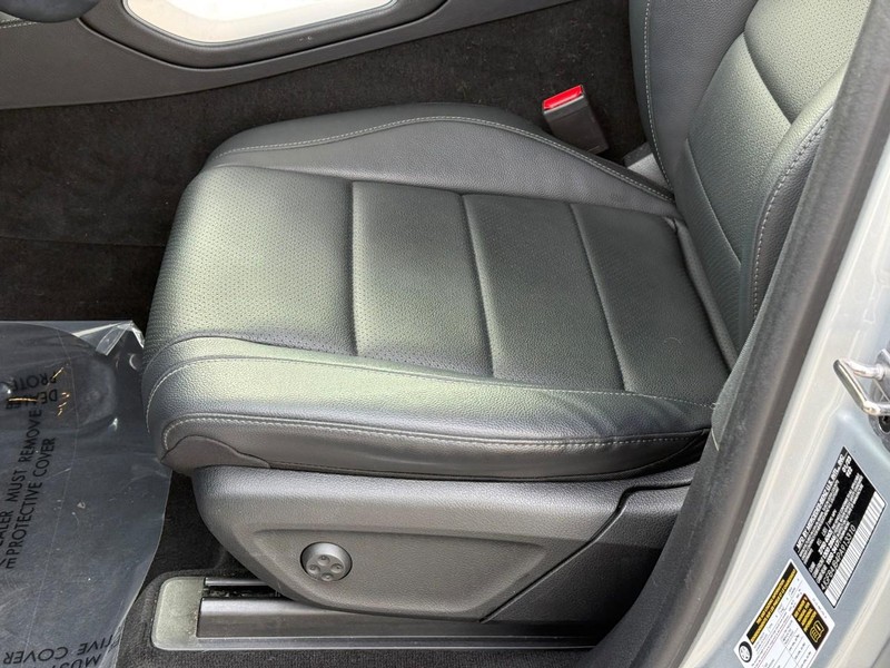 Mercedes-Benz GLE Vehicle Full-screen Gallery Image 18