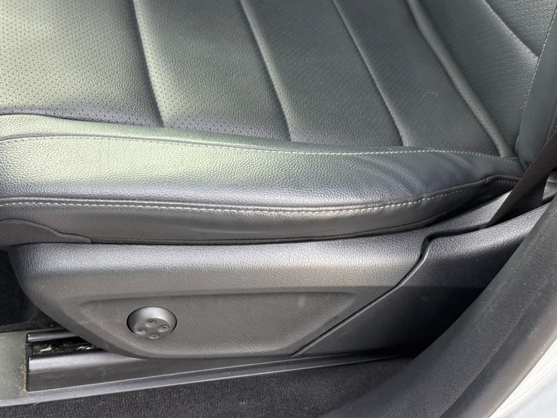 Mercedes-Benz GLE Vehicle Full-screen Gallery Image 19