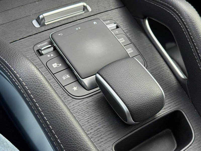 Mercedes-Benz GLE Vehicle Full-screen Gallery Image 22