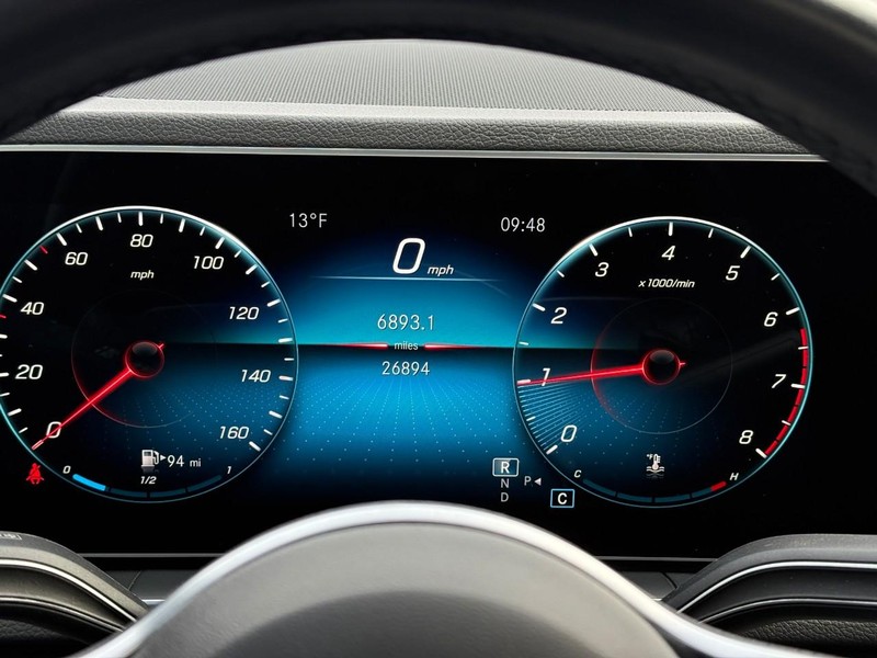 Mercedes-Benz GLE Vehicle Full-screen Gallery Image 23