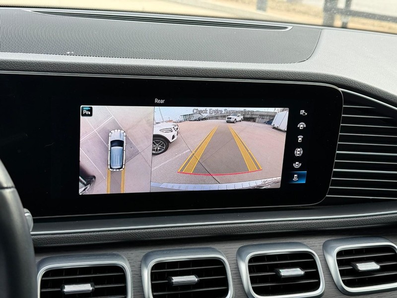 Mercedes-Benz GLE Vehicle Full-screen Gallery Image 24