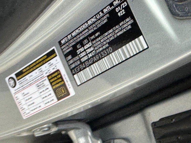 Mercedes-Benz GLE Vehicle Full-screen Gallery Image 25