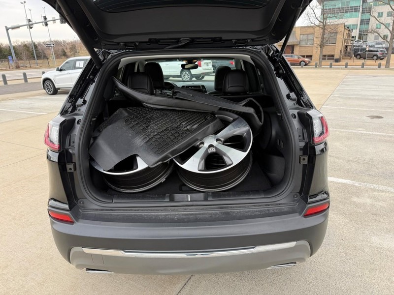 Jeep Cherokee Vehicle Full-screen Gallery Image 08