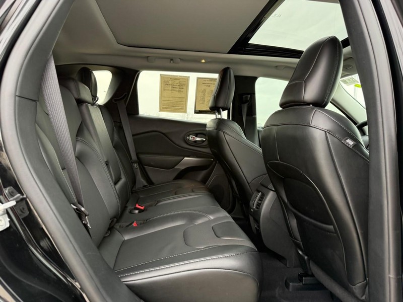 Jeep Cherokee Vehicle Full-screen Gallery Image 11