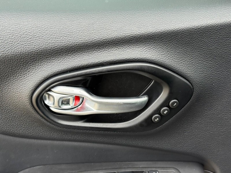 Jeep Cherokee Vehicle Full-screen Gallery Image 17