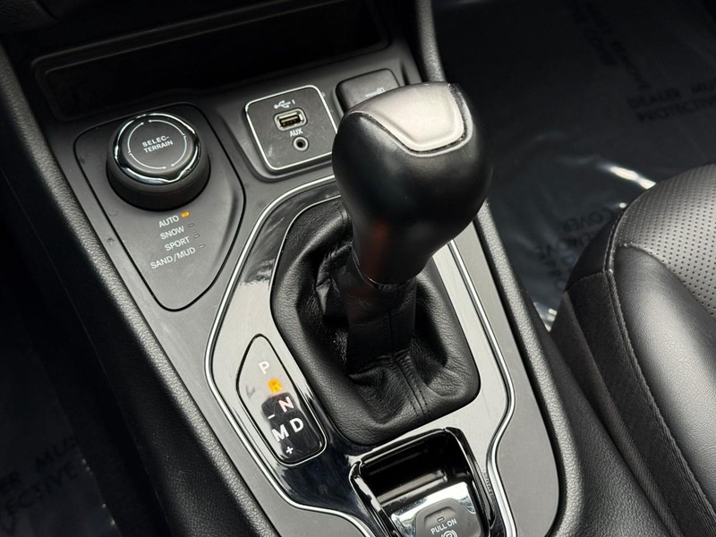 Jeep Cherokee Vehicle Full-screen Gallery Image 24