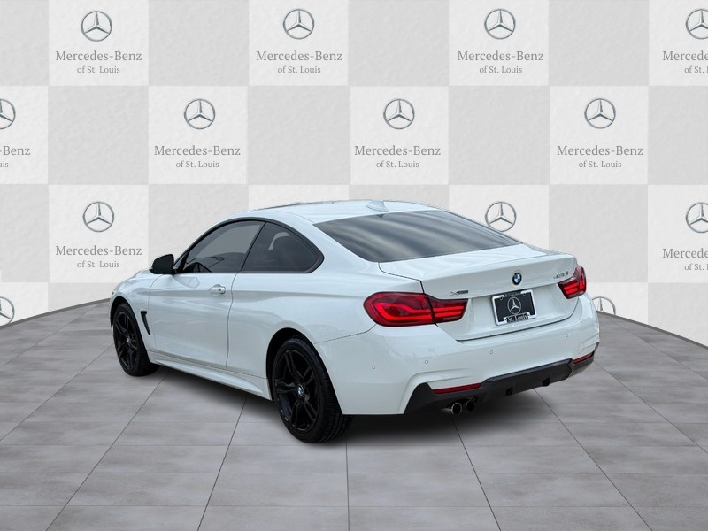 BMW 4 Series Vehicle Full-screen Gallery Image 04